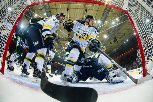 s Dylan Reese och Kristofer Berglund täcker bakom målvakt