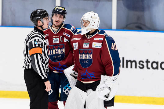 Domare Filip Eriksson i diskussion med Halmstads Jesper
