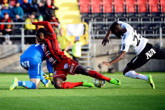 Örebros målvakt Oscar Jansson och Maic Sema kan inte stoppa Östersunds Ken Sema som gör 3-0