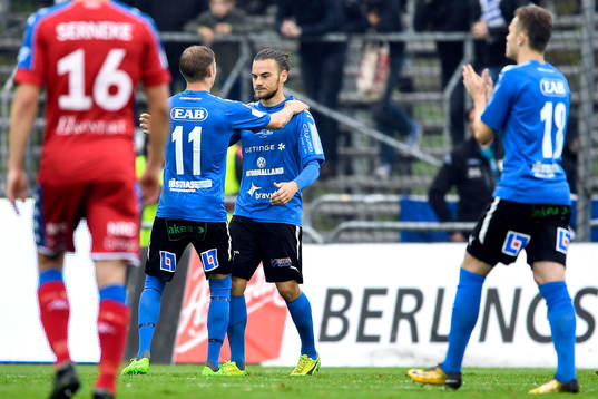 Halmstads Pontus Silfwer jublar efter 1-0 på straff
