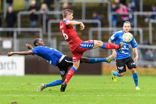 Halmstads Aboubakar Keita och IFK Göteborgs Mikael Boman