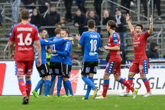 Halmstads Pontus Silfwer har gjort 1-0 på straff och jublar med laget