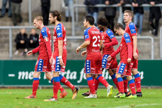 IFK Göteborgs Mikael Boman (h) har gjort 1-2 och spelarna