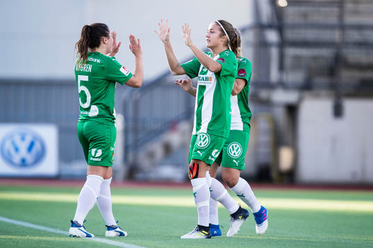 Hammarbys Alma Nygren , Filippa Angeldal och Frida Sjöberg jublar efter 3-0