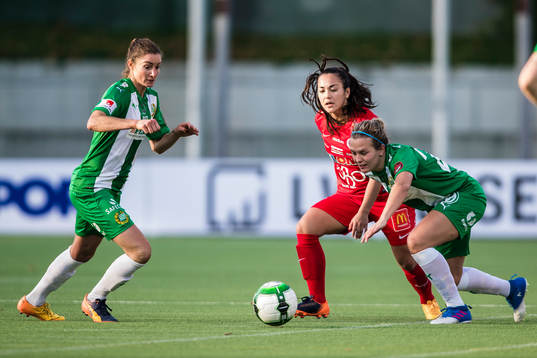 Örebros Michelle De Jong i kamp om bollen med Hammarbys Madeleine Tegström och Frida Sjöberg