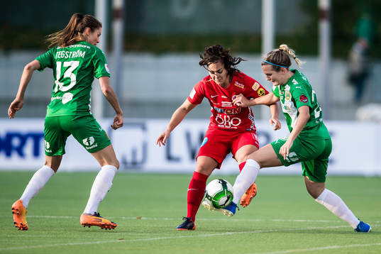 Örebros Michelle De Jong i kamp om bollen med Hammarbys Madeleine Tegström och Frida Sjöberg