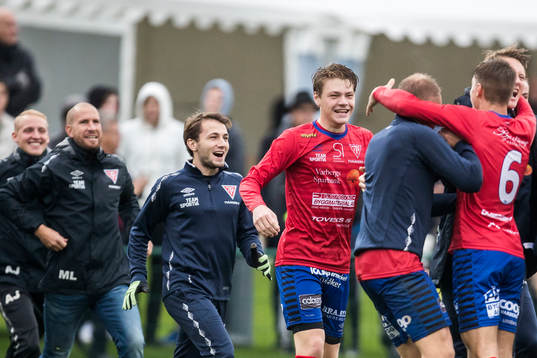 Tvååkers spelare jublar