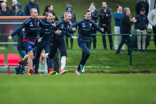 Tvååkers spelare jublar