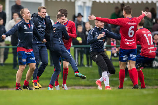 Tvååkers spelare jublar