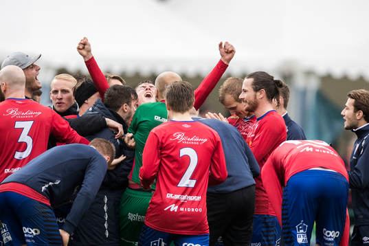 Tvååkers spelare jublar