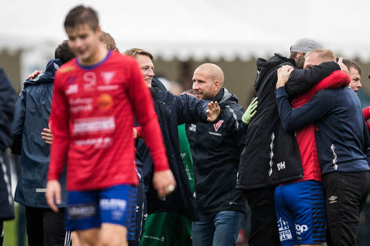 Tvååkers spelare jublar