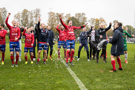 Tvååkers spelare jublar