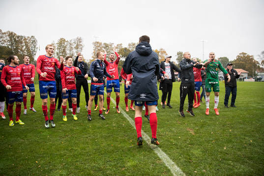 Tvååkers spelare jublar efter segern
