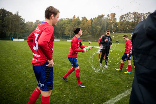 Tvååkers spelare jublar