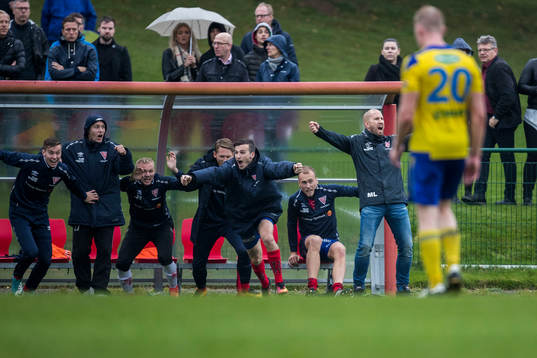 Tvååkers tränare Mattias Lindström jublar efter segern