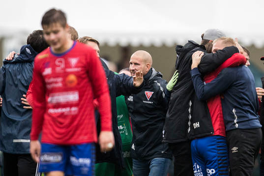 Tvååkers tränare Mattias Lindström jublar efter segern