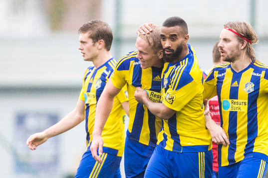 Eskilsminnes spelare jublar efter 1-1
