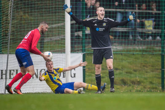 Eskilsminnes målvakt Anton Olsson (h) protesterar mot