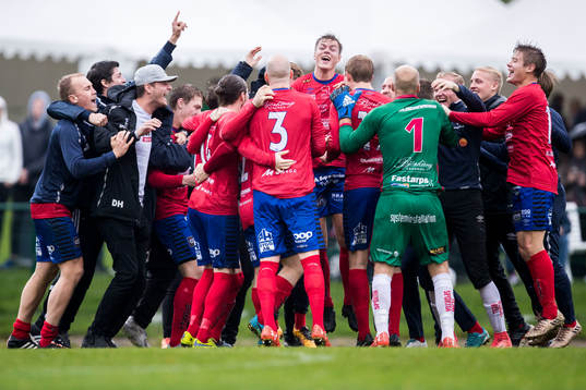 Tvååkers spelare jublar