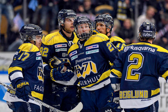 s Kevin Stenlund jublar med lagkamrater