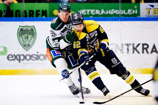 s Kevin Stenlund i kamp om pucken
