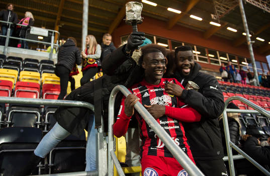 Östersunds Ken Sema och Örebros Maic Sema firar med föräldrarna
