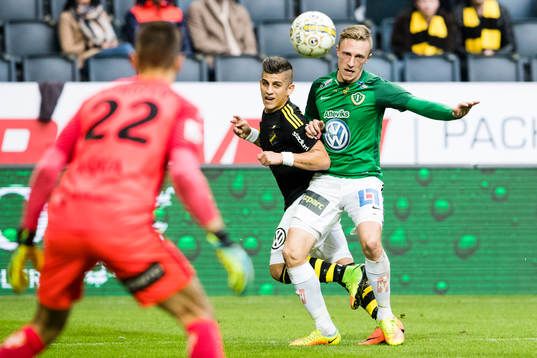 s Nicolas Marcelo Stefanelli med ett inlägg förbi