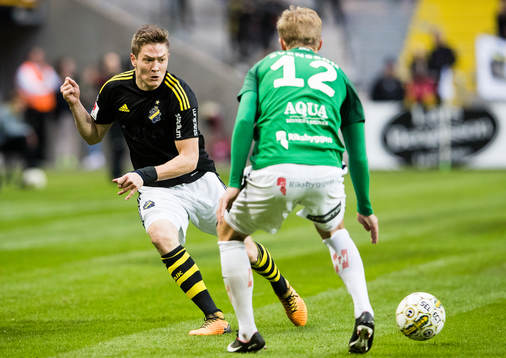 s Haukur Heidar Hauksson med en passning förbi