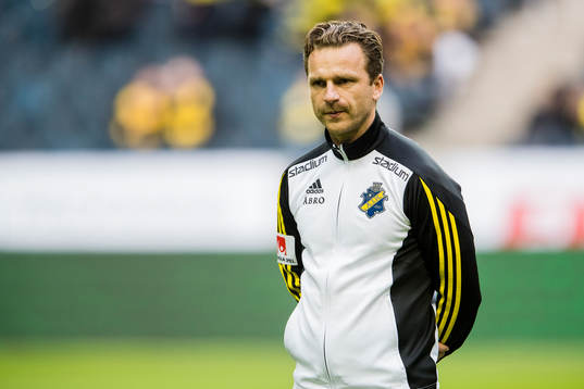 s assisterande tränare Bartosz Grzelak innan