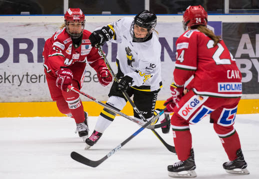 Modos Erika Grahm, AIKs Jessica Kollberg och Michela Cava i