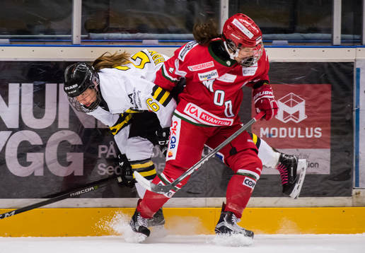 AIKs Clara Hammarlund stoppas av Modos Sidney Morin