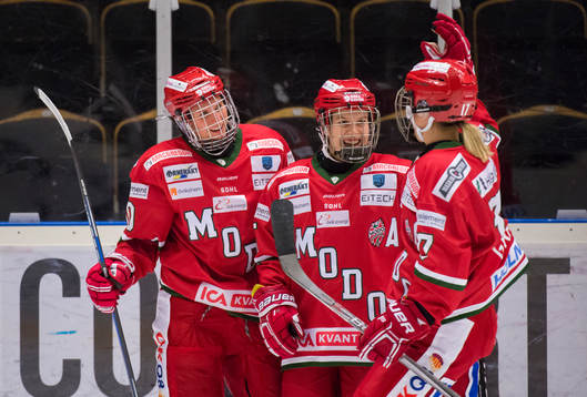 Modos Jenelle Kohanchuk, Sidney Morin och Erika Grahm jublar