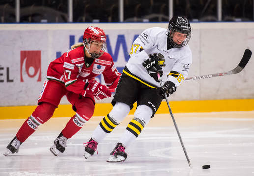 Modos Erika Grahm och AIKs Johanna Lagus i kamp om pucken