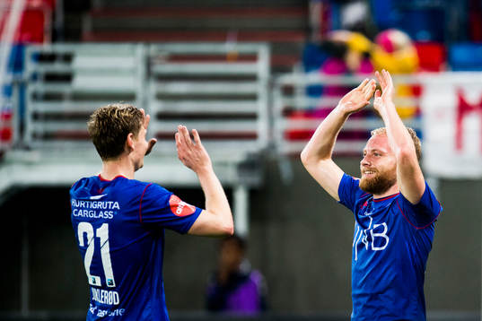 Simen Kristiansen Juklerød and Henrik Kjelsrud Johansen of Vålerenga celebrate 5-1