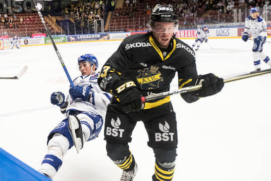 s Henrik Marklund tacklar Leksands Tobias Forsberg  i