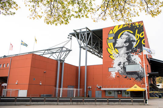 Väggmålningen på Anders Svensson målad av Konstnären Shai Dahan på Borås arena