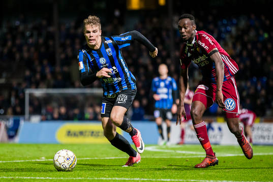 Sirius Elias Andersson i kamp om bollen med Djurgårdens