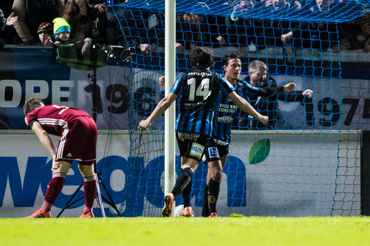 Sirius Sirius Stefano Vecchia jublar med Ian Sirelius efter 2-0