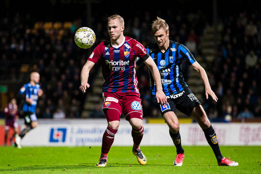 Djurgårdens Gustav Engvall i kamp om bollen med Sirius