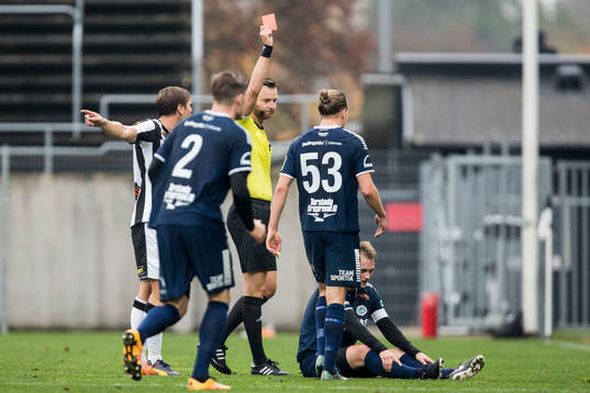 Domare Mirza Kazic visar ut Utsiktens Niklas Olsson