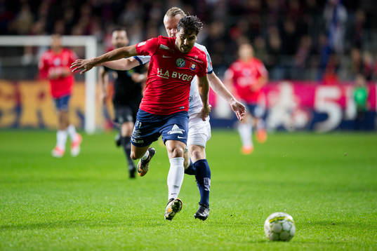 Örgrytes William Atashkadeh före Gefles Jesper Florén