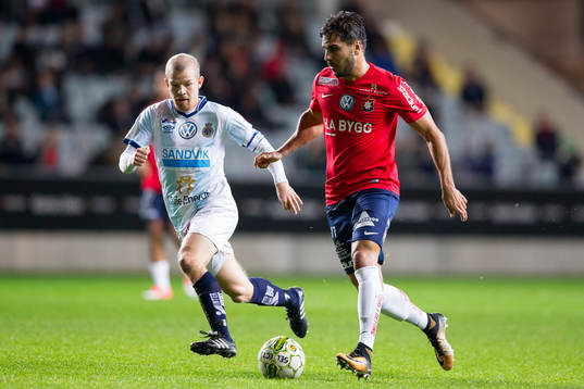 Örgrytes William Atashkadeh före Gefles Jonas Lantto