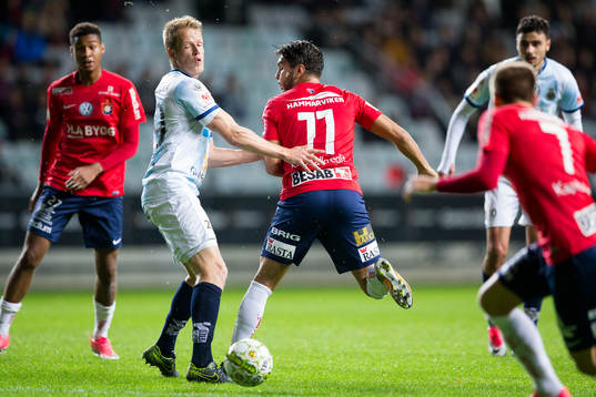 Örgrytes William Atashkadeh klackar bollen till Daniel