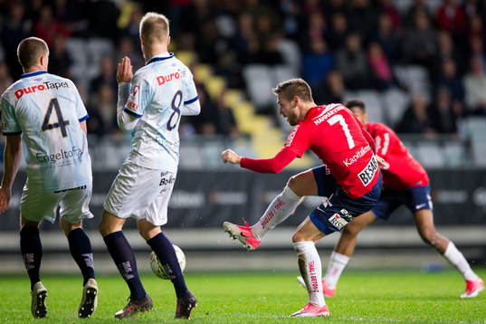 Örgrytes Daniel Sliper skjuter ett skott