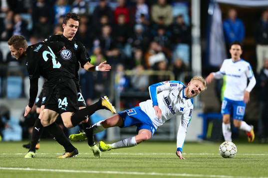 Norrköpings Karl Holmberg faller i en närkamp med en