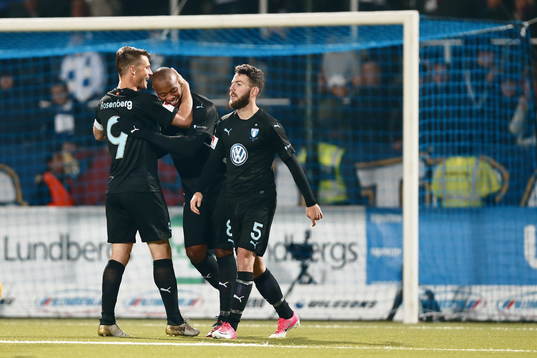 Malmös FFs Markus Rosenberg kramar om Carlos Strandberg  efter att han gjort mål