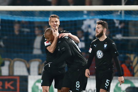 Malmös FFs Markus Rosenberg kramar om Carlos Strandberg intill Erdal Rakip efter att Carlos gjort mål