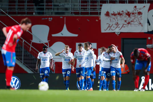 Värnamos spelare jublar efter att Pär Cederqvist gjort 1-1