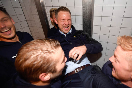 Malmö FFs tränare Magnus Pehrsson duschas