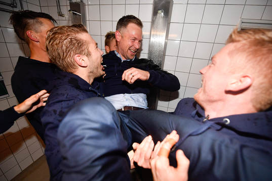Malmö FFs tränare Magnus Pehrsson duschas